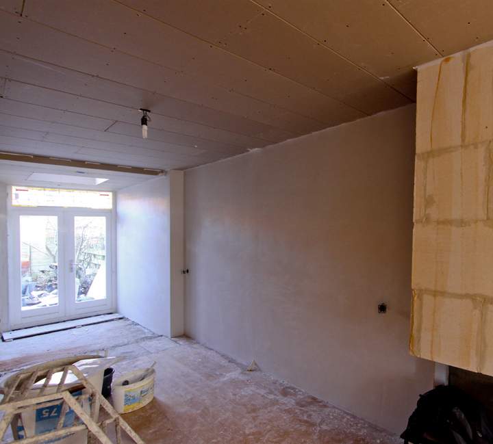 Verbouwing Week 11 huiskamer eerste muur gestuct;